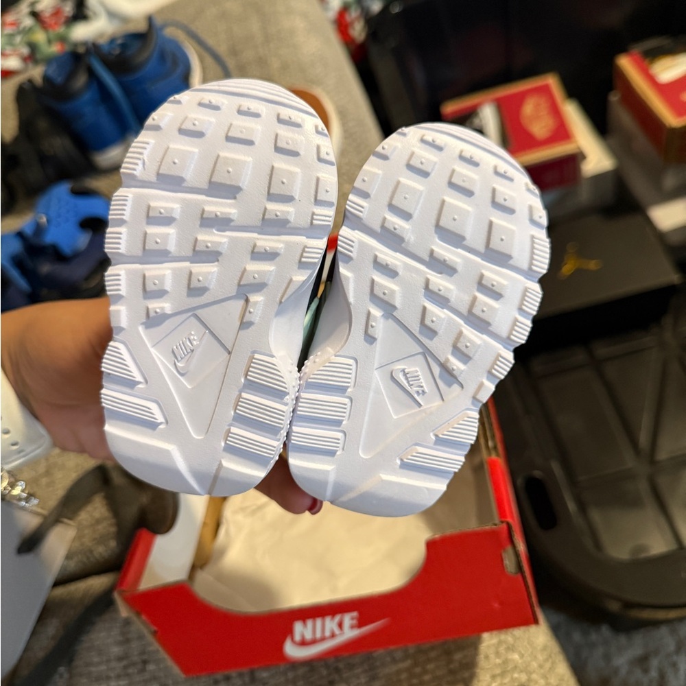Nike Kids Black and Cream Sneakers - Picture 4 of 5